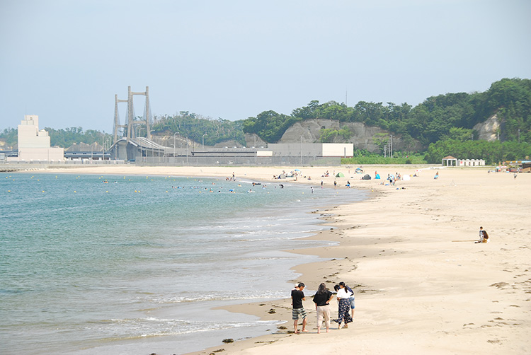 2010年夏以来、8年ぶりに再開した原釜尾浜海水浴場