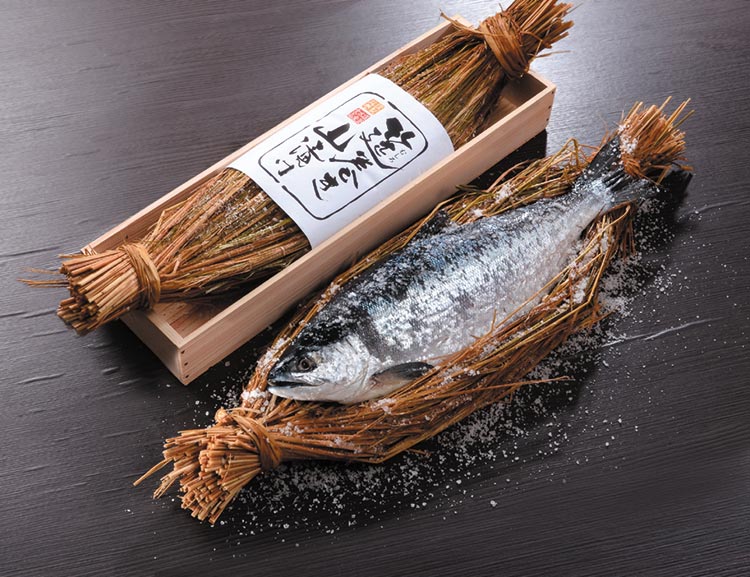 看板商品、最上級のロシア産塩紅鮭を使用した「筵巻き山漬け」。一尾姿は贈答品として