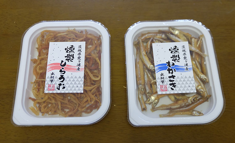 試験販売で好評を得た「燻製わかさぎ」と「燻製しらうお」。今後、パッケージもお土産、贈答品用のデザインに統一していく予定