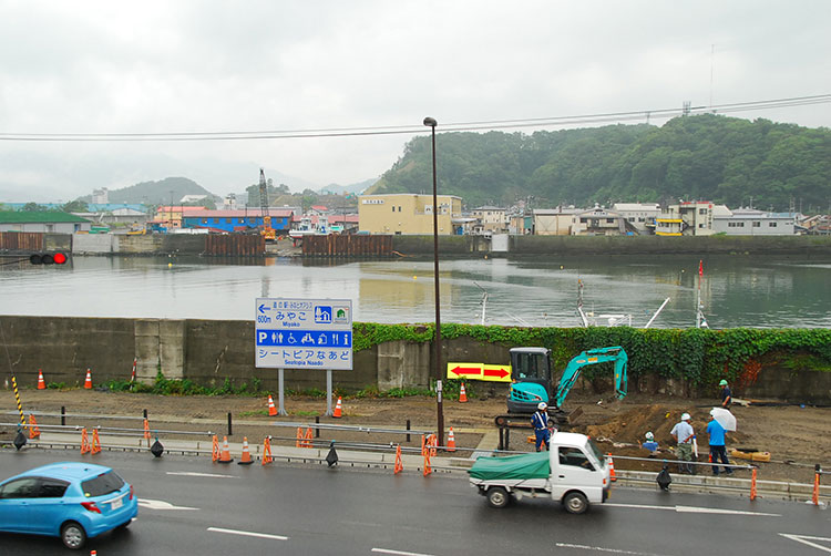 歩道橋から見た閉伊川。津波が来る直前には川底が見えた