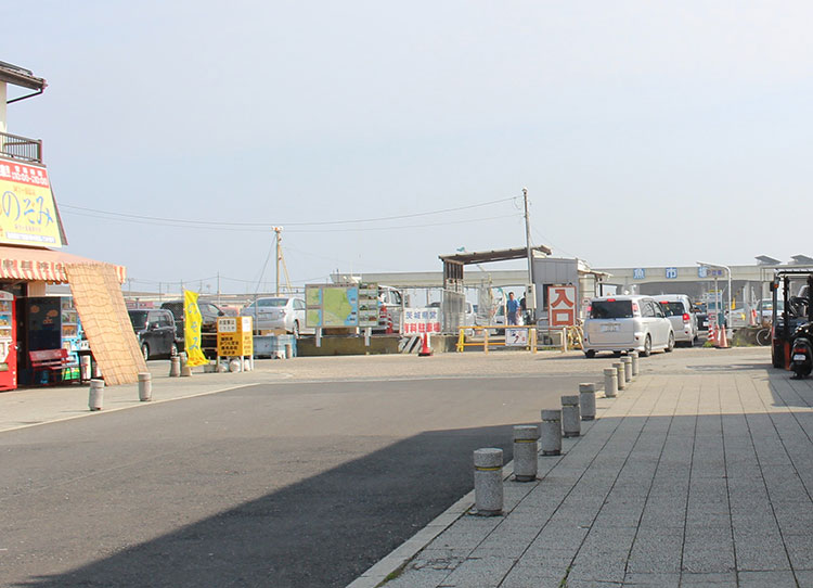 近隣地区の那珂魚湊市場は津波の被害を受け、今は交通量の多い交差点も当時は完全に浸水