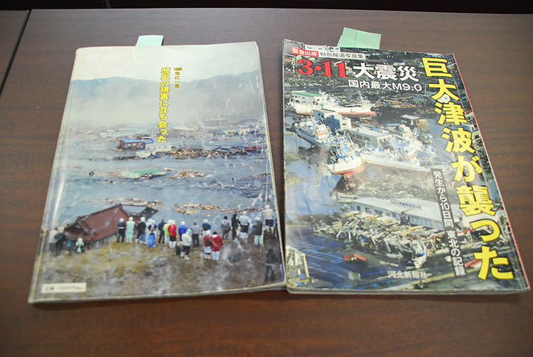 小松さんたちは震災記録誌の表紙にも使われた場所に立っていた