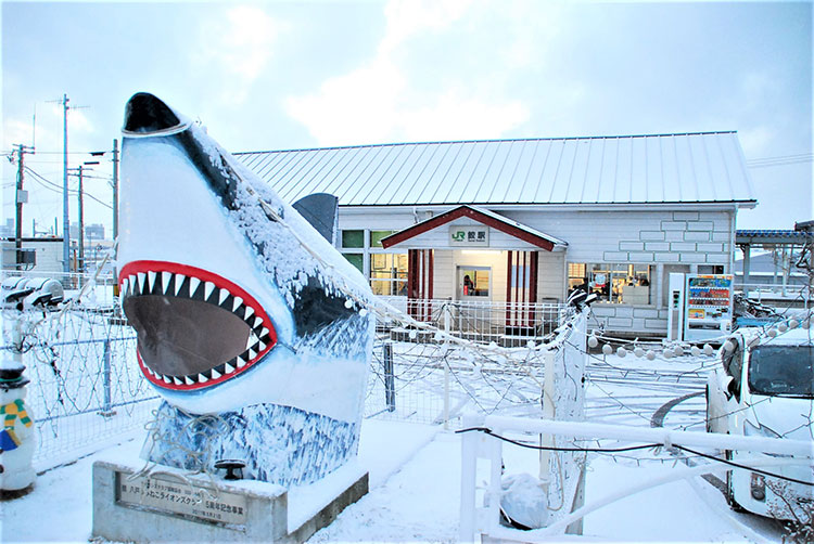 雪化粧したサメのモニュメント（JR八戸線・鮫駅）