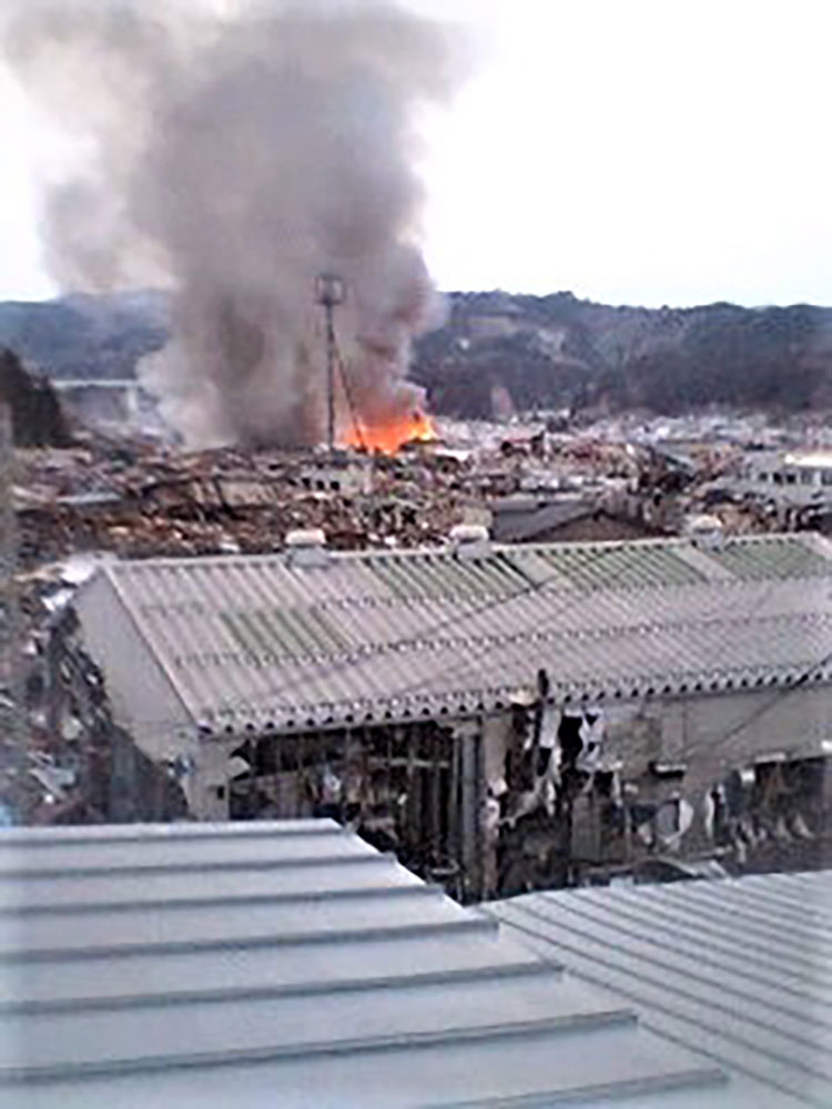 	火災により町は炎と煙に包まれた（佐々木昌太郎さん提供）