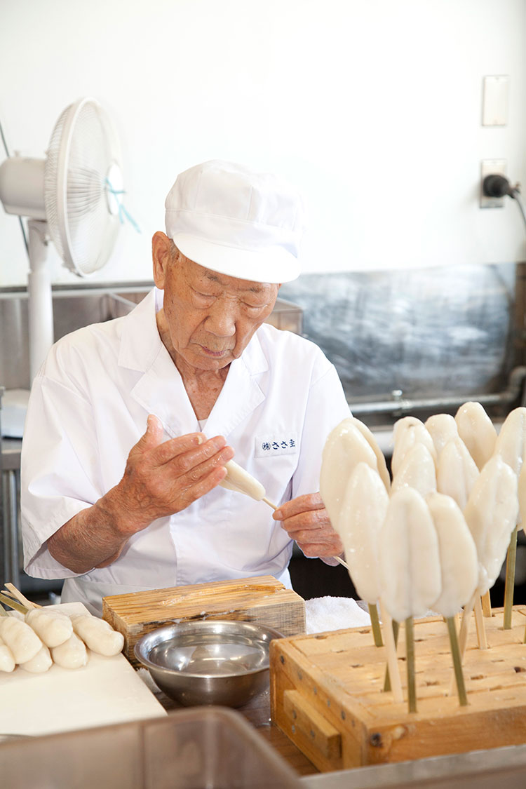 「手わざ笹かまぼこ」を作る佐々木圭司さん（2011年当時）。1枚1枚ていねいに成型し手焼きします