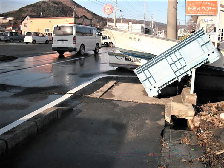 工場前の道路は、海水で水浸しだった