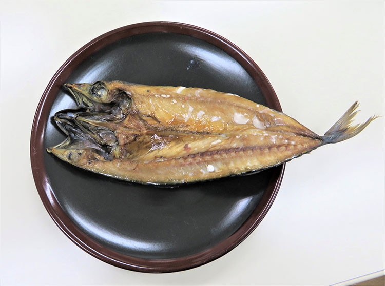 牡蠣醤油を塗ったさばの干物。牡蠣醬油の旨味で魚の脂がまろやかに