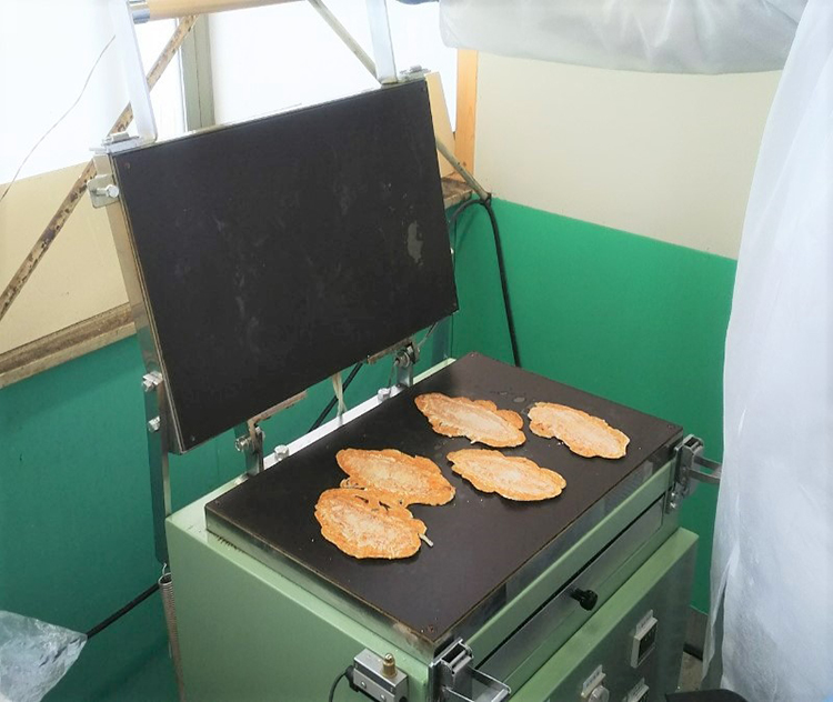 笹かまをプレスしてせんべい状にする、せんぺい焼き機