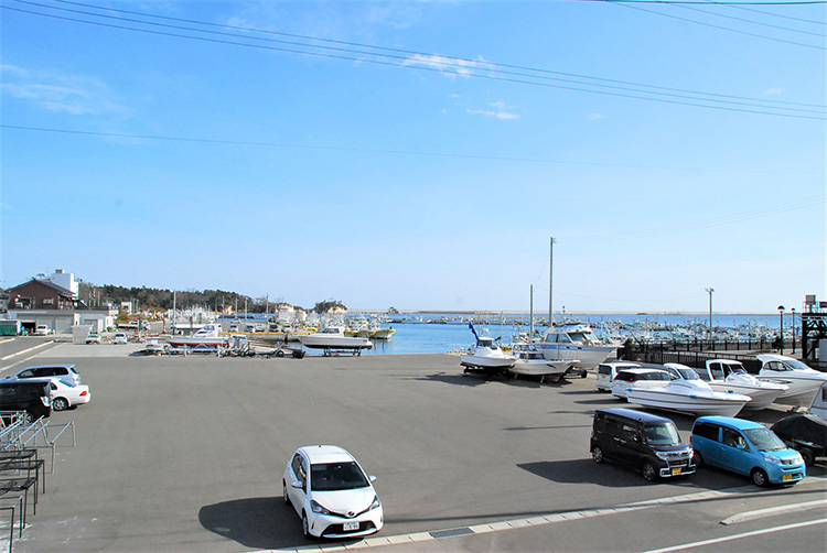 丸仁水産の工場のすぐ目の前に松川浦が広がっている