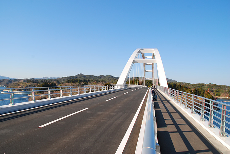 橋脚間の長さは297メートルと東日本最長を誇る気仙沼大島大橋（大島側から撮影）