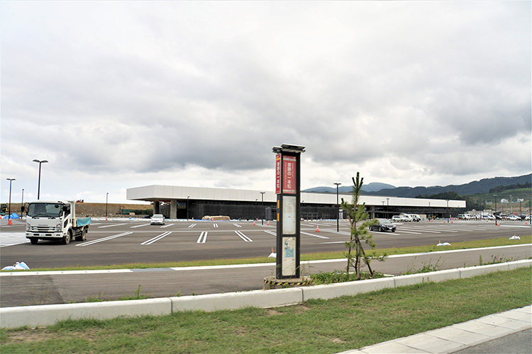 「東日本大震災津波伝承館」と併設の道の駅「高田松原」（オープン前の2019年9月4日撮影）