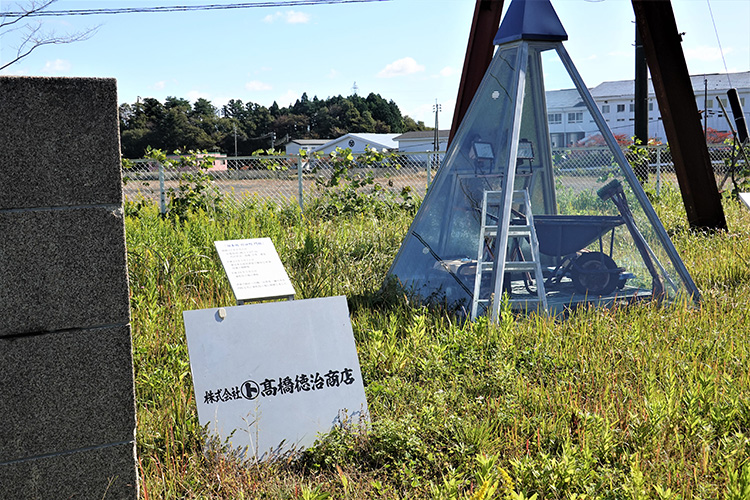 震災の日のことを忘れぬよう、当時のスコップ、一輪車、カッパなども保管している