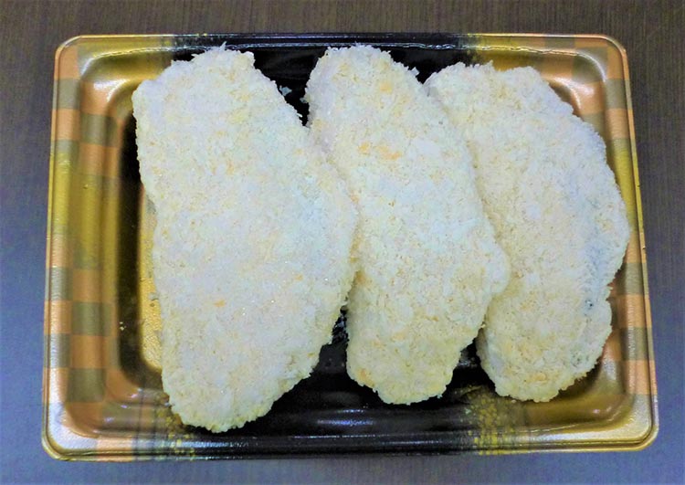 今回導入したパウダーマシン等により生産した鮭フライ加工品（左）と白身魚フライ加工品（右） 