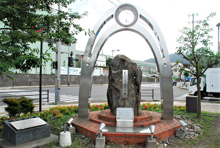 2007年につくられた「鉄のモニュメント」も津波被害に遭った（JR釜石駅前）