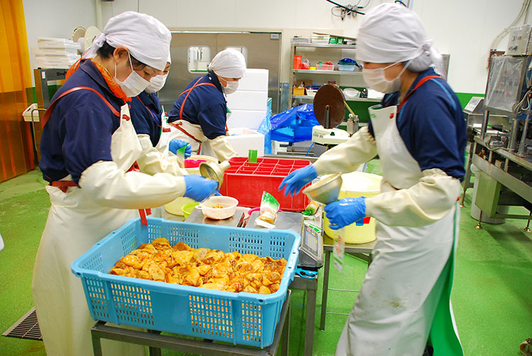 工場内で生食用ほやの出荷準備を進めるスタッフたち