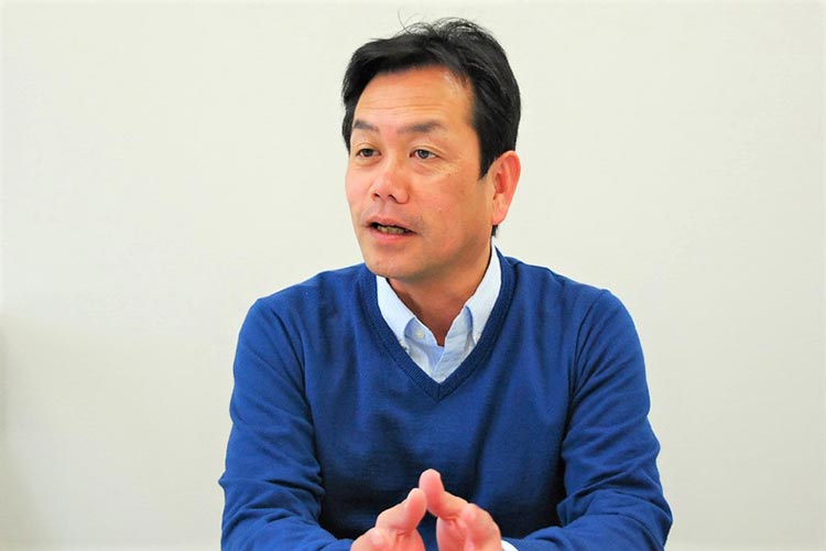 会社を取り巻く状況を語る営業部長の尾﨑義和さん