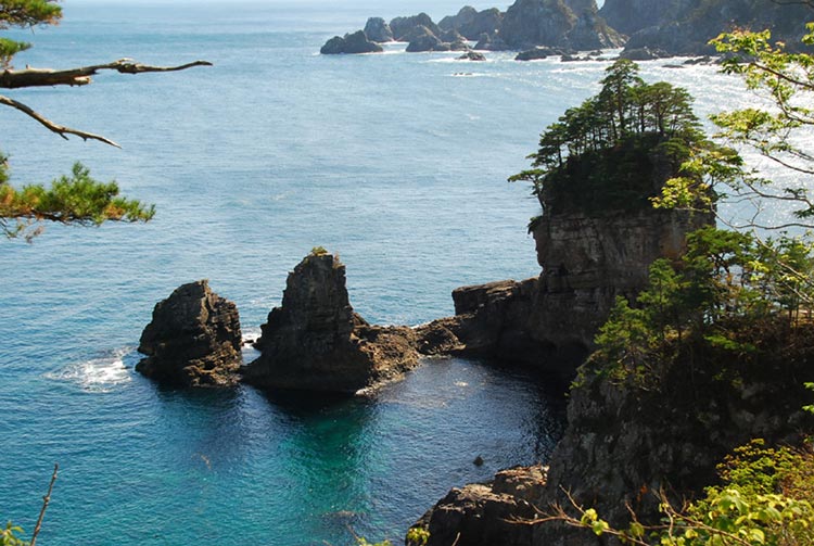 田老のシンボルとなっている三王岩。周辺の海は高い透明度を誇る