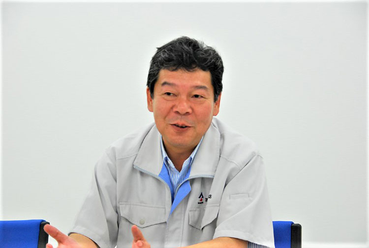 「山側」に移転した経緯を語る平内浩史さん